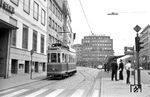 Tw 39 wartet am Ausgangspunkt der letzten Pforzheimer Straßenbahnlinie am Leopoldplatz auf die Rückfahrt nach Brötzingen. (28.06.1964) <i>Foto: Helmut Röth</i>