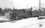 64 386, die zum Zeitpunkt der Aufnahme kurzzeitig zum Bw Lindau gehörte, im Bahnhof Röthenbach/Allgäu. (01.03.1962) <i>Foto: Walter Eckard</i>
