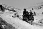 Eine 18.6 nähert sich mit D 94 nach Genf dem Kurort Oberstaufen. Das Bild entstand von der schneegeräumten Bundesstraße 308. (28.02.1963) <i>Foto: Walter Eckard</i>