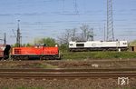 Die so brexitfreudigen Briten haben es mit 247 035 (einer modifizierten ehemaligen Class 66 von Electro-Motive Diesel (EMD) mit elektrischer Kraftübertragung) auch geschafft, aufs Festland zu kommen und durften sogar ihre "Linkssteuerung" auf dem Führerstand behalten, obwohl die französische Tochtergesellschaft Euro Cargo Rail (ECR) der Deutschen Bahn AG das Fahrzeug betreibt - wenn das nicht europäisch ist! Auf dem Ablaufberg am Stellwerk "Orm" trifft sie in Oberhausen West auf 294 693. (10.04.2019) <i>Foto: Wolfgang Bügel</i>