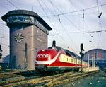 Ein VT 11 verlässt fast planmäßig (Abfahrt um 12.13 Uhr) als TEE 77 "Helvetia" den Frankfurter Hbf in Richtung Hamburg und passiert dabei das markante Frankfurter Zentralstellwerk, das wie der VT im Sommer 1957 seinen Betrieb aufnahm. (1960) <i>Foto: Reinhold Palm</i>