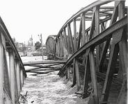 Gesprengte Eisenbahnbrücke über die Lahn bei Staffel, aufgenommen beim Lahnhochwasser im Winter 1946. (02.1946) <i>Foto: unbekannt</i>
