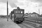 Die wiederaufgearbeite Lok 102 mit einem Sonderzug in Schriesheim. Rechts lugt Tw 7 (Fuchs, Baujahr 1914) hervor. (11.07.1964) <i>Foto: Helmut Röth</i>