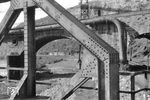 Ein dreiteiliger Zug aus Letmathe nähert sich den Brücken über die Lenne (vorne) und der Bahnstrecke nach Iserlohn. (1948) <i>Foto: Gerd Wolff</i>