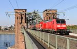 Auch die Linie RE 9 nach Aachen wurde über die Südbrücke umgeleitet, hier 146 002 mit RE 10908 aus Siegen. (18.04.2019) <i>Foto: Joachim Bügel</i>