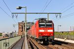146 004 auf der Kölner Südbrücke mit RE 10909 unterwegs nach Siegen. (18.04.2019) <i>Foto: Joachim Bügel</i>