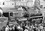 Am 6. Juni 1959 gegen 17.50 Uhr kam es an einem unbeschrankten Bahnübergang in Kretzschau bei Zeitz zu einem schweren Unfall, als ein Lkw beim Passieren des Bahnübergangs von einem Personenzug erfasst wurde. Sechs Jugendliche im Alter von 13 und 14 Jahren wurden getötet, mehrere schwer verletzt. Ursache war die Missachtung der eingeschalteten Blinklichtanlage durch den Lkw-Fahrer. Zuglok des Personenzuges war die hier gezeigte 58 2138, während die örtliche Bevölkerung große Anteilnahme an dem schockierenden Ereignis nahm. (07.06.1959) <i>Foto: Slg. Johannes Glöckner</i>