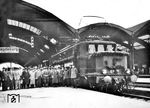 Bereits im Jahr 1920 begann die Elektrifizierung des Abschnittes Halle – Leipzig, der erstmals am 19. Dezember 1922 mit einer elektrischen Lokomotive befahren wurde. Erst am 7. Oktober 1934 wurde die durchgehende Elektrifizierung der Gesamtstrecke von Magdeburg nach Leipzig vollendet. Den Eröffnungszug beförderte E 15 01 vom Bw Leipzig Hbf West.  (07.10.1934) <i>Foto: RVM (RBD Halle)</i>
