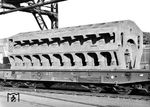 Zwischen 1963 und 1977 beschaffte die DB insgesamt 3.850 Drehgestell-Flachwagen für die Beförderung schwerer Walzprofile oder anderer sperriger Güter sowie schwerer Kettenfahrzeuge, die zunächst als SSylms, ab 1965 als Sas 710 bezeichnet wurden. Hier wurde ein Motorblock in der Friedrich-Wilhelms-Hütte in Mülheim an der Ruhr auf den Sas 710 Nr. 31 80 485 0 609-7 verladen. (1970) <i>Foto: Slg. Johannes Glöckner</i>