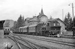 DEG 140 (Hohenzollern, Baujahr 1925) kam 1961 von der Kiel-Segeberger Eisenbahn zur Reinheim-Reichelsheimer Eisenbahn und steht hier im Bahnhof Reichelsheim für die Fahrt nach Reinheim bereit. Vier Jahre später wurde sie bereits ausgemustert. (07.1962) <i>Foto: Robin Fell</i>