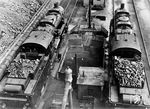 Zwischen 1917 und 1924 wurden fast 1.500 Exemplare der G 12 gebaut, die sich auf die Länderbahnen in Preußen (1.168), Elsaß-Lothringen (118), Baden (88), Sachsen (62) und Württemberg 43 verteilten. Bis zum Erscheinen der Einheitsloks bildeten sie das Rückgrat des Güterzugverkehrs. Hier restaurieren zwei pr. G 12 (links wohl 58 1854) im Bw Halle G.  (1930) <i>Foto: RVM</i>