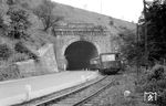 Ein VT 70 mit VB 140 am Kruiner Tunnel bei Gevelsberg-Nirgena. Oben verläuft die BME-Strecke von Hagen nach Wuppertal. (1948) <i>Foto: Gerd Wolff</i>