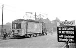 Tw 15 (Uerdingen, Baujahr 1914) noch im Tarnanstrich aus den Zeiten des Zweiten Weltkriegs, unterwegs als Arbeitswagen an der Siegbrücke in Siegburg, die gemeinsam mit der Rhein-Sieg-Eisenbahn benutzt wurde. Er stammte ursprünglich von den Kleinbahn Wesel-Rees-Emmerich. (1948) <i>Foto: Gerd Wolff</i>