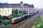 217 019 vom Bw Regensburg mit einem Güterzug kurz hinter dem Nürnberger Hauptbahnhof. (22.09.1985) <i>Foto: Wolfgang Bügel</i>