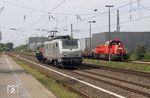 Akiem Mietlok 37029 (SNCF 437 029) überholt mit einem nicht nennenswerten DGS ("Güterzug eines externen EVU") die in Hilden rangierende 265 029, die dort mit ER 54491 aus Wuppertal-Langerfeld angekommen war. (23.04.2019) <i>Foto: Wolfgang Bügel</i>