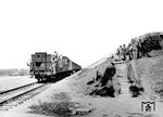Ein Zug passiert einen gesicherten Streckenposten an der Straßen- und Schienenverbindung zwischen Simferopol und Barhtschisseraj auf der Krim.  (08.1943) <i>Foto: RVM (Hollnagel)</i>