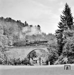 Die Ulmer 50 2644 mit einem Nahgüterzug nach Welzheim auf dem Viadukt über die Wieslauf bei Laufenmühle. (31.08.1967) <i>Foto: H. Jäger</i>