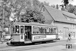 Tw 57 (Esslingen, Baujahr 1956) auf dem mit 1000 Millimeter Spurweite betriebenen Straßenbahnnetz der Stadt Reutlingen, das von 1912 bis 1974 bestand. Der Triebwagen steht in der Endhaltestelle Betzingen und wartet auf der Linie 1 auf die Rückfahrt über Südbahnhof - Karlsplatz nach Eningen. (01.09.1967) <i>Foto: H. Jäger</i>