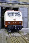Am 14. Mai 1979 wurde mit 120 001 die erste Lokomotive mit Drehstromantriebstechnik an die DB übergeben. Sie wurde zunächst für eine Höchstgeschwindigkeit von 160 km/h zugelassen und beim Betriebswerk Nürnberg Rbf praktisch erprobt. Bis Januar 1980 wurden ihre Schwestern 120 002-005 ausgeliefert; die optisch leicht abweichende 120 005 wurde dabei von Ablieferung an direkt für eine Höchstgeschwindigkeit von 200 km/h zugelassen. Das optische Erscheinungsbild der Baureihe 120 war prägend für das „Gesicht“ der Deutschen Bundesbahn in den 1980er Jahren. Das Ausbesserungswerk Frankfurt am Main baute von der Baureihe 120 zur Überprüfung des Designs ein Muster vom Puffer bis hinter dem ersten Drehgestell. Ein derartiger Vorgang ist von keiner anderen Lokomotive der Deutschen Bundesbahn bekannt. Die Lokomotiven der 0-Serie erhielten noch das purpurrot/elfenbeinfarbige TEE-Farbkleid der 1980er Jahre, wogegen die Serienmaschinen als einzige DB-Baureihe ab Werk im orientroten Farbschema ausgeliefert wurden.  (05.1979) <i>Foto: Reinhold Palm</i>
