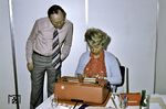 Der Hintergrund dieses Bildes, das in der BD Frankfurt oder HVB entstand, erschließt sich aus heutiger Sicht nicht mehr. Vielleicht ging es auch nur ganz profan um die Darstellung der neuen IBM-Kugelkopf-Schreibmaschine (für die Jüngeren: das ist der Kasten, auf den die Dame gerade einhämmert!). Bezeichnet ist allerdings das auch in den 1970er Jahren immer noch vorherrschende Rollenbild mit der Frau als Sekretärin und dem Chef als Mann - und die obligatorischen Zigaretten auf dem Schreibtisch. (1974) <i>Foto: Reinhold Palm</i>