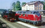 Im Rahmen der "Oberfranken-Rundfahrt" endete für 23 105 der Sonderzugeinsatz in Neukirchen bei Sulzbach-Rosenberg. Dort übernahm V 200 007 den Zug. (28.09.1985) <i>Foto: Wolfgang Bügel</i>