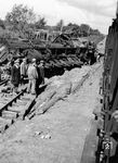 Insbesondere ab 1943 verschärften Partisanen in Rußland ihre Angriffe auf Eisenbahnlinien hinter der Front. Dadurch konnte die sowjetische Luftwaffe eingreifen, in dem sie Zugstauräume vor Sprengstellen bombardierte. So in Orscha am 4.5.1943, wo 300 Wagen mit Rüstungsmaterial ausbrannten. Im April 1943 gab es 626 Anschläge auf Schienenwege, besonders auf der Strecke Minsk- Gomel. Für die Wiederherstellung der Besedbrücke brauchten deutsche Pioniere 12 Tage. Im Mai 1943 zählte die HG Mitte 765 Anschläge. Allein zwischen Gomel und Shlobin beschädigten Partisanen bei 69 Sprengungen 35 Lokomotiven und 106 Waggons. Im Juni 1943 gab es 841 Anschläge, bei denen 298 Lokomotiven, 1222 Wagen und 44 Brücken unbrauchbar gemacht wurden. In diesem Zusammenhang erwischte es auch 55 1737, die ehemals zum Bestand der OBD Lemberg gehörte. Ihr weiteres Schicksal ist unklar. Aus den Bestandslisten wurde sie erst 1950 gestrichen. (1943) <i>Foto: Privatfoto</i>