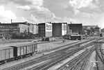 Blick in das Gleisvorfeld des Anhalter Güterbahnhofs in Berlin. An einer Häuserfassade befindet sich die damals typische und häufig anzutreffende Persil-Reklame.  (1936) <i>Foto: RVM</i>