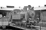 OHE 89 155 (Borsig, Baujahr 1920) kam fabrikneu als Lok 7 zur Kleinbahn Lüneburg – Soltau, 1938 als Lok 2'' an die Kleinbahn Winsen – Evendorf – Hützel. 1944 wurde sie von der neugegründeten OHE übernommen, wo sie noch bis 1963 tätig war. (18.01.1962) <i>Foto: Gerhard Moll</i>