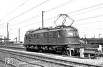 118 003 wurde am 17.10.1935 als E 18 03 fabrikneu dem Bw München Hbf zugeteilt. Bereits nach einem halbem Jahr landete sie in Stuttgart-Rosenstein, wo sie bis zum 27.10.1958 verblieb. Danach zum Bw Regensburg gehörend, wartet sie hier im Bahnhof Plattling auf die nächste Leistung. Zum Schluss zum Bw Würzburg gehörend, wurde sie nach ihrer Ausmusterung 1984 DB-Museumslok und gehört heute der BSW-Freizeitgruppe zur Erhaltung historischer Eisenbahnfahrzeuge in Koblenz (DB-Museum). (09.05.1970) <i>Foto: Helmut Röth</i>