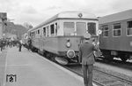 VT 04 (Esslingen, Baujahr 1951) erhält in Viechtach den Abfahrauftrag. Ursprünglich an die Bergedorf-Geesthachter Eisenbahn geliefert, kam er 1963 von der Altona-Kaltenkirchen-Neumünster Eisenbahn zur Regentalbahn.  (09.05.1970) <i>Foto: Helmut Röth</i>