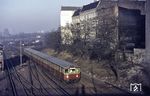 Der bekannte Blick von der Halenseebrücke auf die Ringbahngleise (links) und die zweigleisige Verbindungskurve zwischen dem Bahnhof Halensee und Charlottenburg (rechts). Ein ET 165 ist hier Richtung Westkreuz unterwegs. (12.1973) <i>Foto: Dr. Uwe Knoblauch</i>