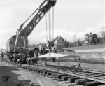 Verlegung von Gleisjochen im Bahnhof Lorch (Württ). Zur Unterstützung ist der Wyhlen 15t-Gleisbaukran "Nür 6906" (Bj 1963, LüP 9,1 m, Gew. 79000 kg, Hg 80 km/h) im Einsatz. (10.04.1967) <i>Foto: Heinz Hangartner</i>
