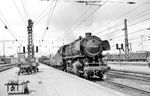 044 339 (Bw Crailsheim) fährt mit einem Güterzug durch Heilbronn Hbf. (24.06.1970) <i>Foto: Helmut Röth</i>