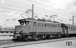 144 038 wurde am 21.05.1935 als E 44 038 beim Bw Nürnberg Hbf in Dienst gestellt. Am 26.08.1977 beim Bw Stuttgart ausgemustert, wurde sie 11.01.1977 im AW München-Freimann zerlegt. (24.06.1970) <i>Foto: Helmut Röth</i>