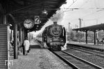 Vorsicht an Gleis 2, ein Zug fährt durch! 01 2084 vom Bw Berlin Ostbahnhof stürmt mit D 674 nach Berlin durch den Bahnhof Radebeul Ost. (29.09.1974) <i>Foto: Joachim Schmidt</i>
