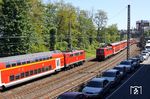 Auch die Baureihe 111 ist 2019 auf dem absteigenden Ast. Noch ist sie aber täglich auf der Linie RE 4 zwischen Aachen und Dortmund anzutreffen. In Wuppertal-Elberfeld begegnen sich 111 126 mit RE 10416 nach Aachen (links) und 111 158 mit RE 10417 nach Dortmund. (15.05.2019) <i>Foto: Wolfgang Bügel</i>
