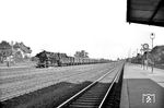 44 914 (Bw Würzburg) fährt mit einem Güterzug durch den Bahnhof Flieden. Im Bahnhof Flieden zweigt die Kinzigtalbahn nach Frankfurt von der Nord-Südstrecke Fulda - Gemünden ab. (20.09.1959) <i>Foto: Helmut Röth</i>