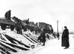 Kriegsgefangene beim Abladen von Schwellen an der Lokalbahn Petersdorf - Winkeldorf im Sudetenland. (03.1944) <i>Foto: RVM (Ittenbach)</i>