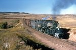 United Pacific No. 4003 ("Big Boy") mit einem beachtlichen Güterzug auf der Rampe von Laramie in Richtung Cheyenne über den Sherman Hill in Wyoming. Züge mit einem Gesamtgewicht von bis zu 6.000 t waren hier keine Seltenheit. Zum Vergleich: In Deutschland galt für eine 44er i.d.R. eine Grenzlast von 2.000 t. (19.09.1958) <i>Foto: Al Chione</i>