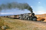 UP 4022 ("Big Boy") kommt mit einem Güterzug bei Red Buttes/Wyoming angekachelt.  (29.08.1958) <i>Foto: Al Chione</i>