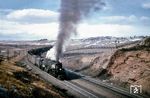 Wie der Fotograf vermerkte, ist UP No. 4010 ("Big Boy") hier mit einem Güterzug aus 84 Wagen am Sherman Hill in Wyoming unterwegs. Der Sherman Hill ist mit 2442 m der höchste Punkt auf der Strecke von Ogden/Utah nach Cheyenne/Wyoming. Eigentlich eine völlig menschenleere Gegend, mit der Geisterstadt Sherman, auf der nur noch ein Friedhof übrig geblieben ist, war dies der bevorzugte Fotopunkt für die schwer arbeitenden "Big Boys".  (11.11.1951) <i>Foto: R.H.Kindig</i>