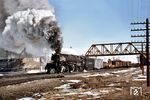 Die im Jahre 1941 von der "American Locomotive Company" (ALCO) gebaute Lok 4008 der Union Pacific (UP), bekannt als "Big Boy", verlässt den Bahnhof Cheyenne in Wyoming. (1951) <i>Foto: Ron Amberger</i>