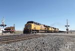 Ein Frachtenzug mit 3 Loks (UP 7993, UP 8747 und UP 7970) ist in Carter (Utah) unterwegs. Der längste Güterzug des Tages hatte 204 Wagen und war über 2 Meilen lang.  (13.05.2019) <i>Foto: Ronald Krug</i>