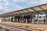 Eine Gruppe Reisender, die eigentlich im Bahnhof Nördlingen auf eine Regionalbahn warteten, wurden zu spontanen Fans der vorbeifahrenden 50 0072. (27.05.2019) <i>Foto: Joachim Bügel</i>