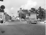 Neuer Schrankenposten an der Straße "Südertor" am Bahnhof Lippstadt (Strecke Hamm - Paderborn). Vor der Schranke wartet ein alter Opel Kapitän.  (1961) <i>Foto: Willi Marotz</i>