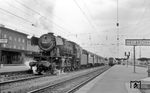 023 061 hat mittlerweile auch ihren Zug gefunden und fährt um 15.32 Uhr mit E 1965 zurück nach Crailsheim. (24.06.1970) <i>Foto: Helmut Röth</i>