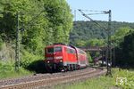 Noch ist die NRW-Regionalexpresslinie RE 4 zwischen Dortmund und Aachen fest in Hand der Baureihe 111. Dies wird sich aber spätestens 2020 mit dem kompletten Abzug der Loks ändern. 111 126 befördert hier den RE 10414 nach Aachen in Ennepetal. (29.05.2019) <i>Foto: Wolfgang Bügel</i>