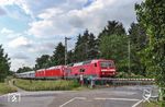 Der PbZ 2470 von Frankfurt nach Dortmund wird neben der Wagenüberführung auch zum Loktausch genutzt. Hier überführt 120 157 die 101 091 und 101 103 am Bü Wilzhauser Weg bei Solingen-Ohligs. (05.06.2019) <i>Foto: Joachim Bügel</i>