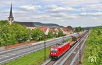 An dem Lkw-freien Feiertag wurde ebenfalls der Versuch unternommen, einen Zug mit der sonst viel befahrenen Bundesstraße 27 in Thüngersheim umzusetzen. In einer passenden Autolücke passiert 187 140 mit EZ 51687 (Nürnberg Rbf - Seelze Rbf) die St.Michael-Kirche. (30.05.2019) <i>Foto: Joachim Bügel</i>