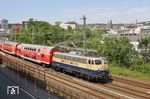 CBB 110 383 auf Überführungsfahrt von Aachen nach Dortmund mit DbZ 92683 vor der Stadtkulisse von Wuppertal-Elberfeld. (07.06.2019) <i>Foto: Wolfgang Bügel</i>